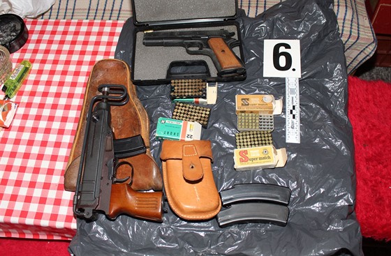 Zadrené nelegální zbran.