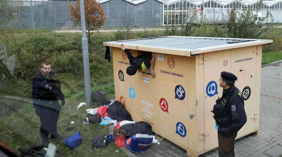 Muž přespal v kontejneru na oblečení, pak se z něj nemohl dostat.