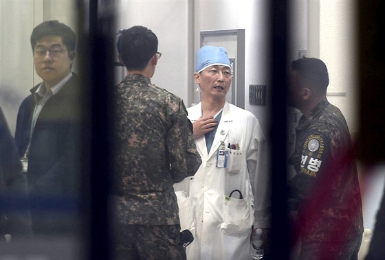 Zranný severokorejský voják (není na snímku) byl transportován do nemocnice ve...