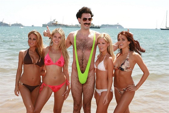 Zelené plavky proslavil filmový snímek Borat z roku 2006 s hercem Sachou...