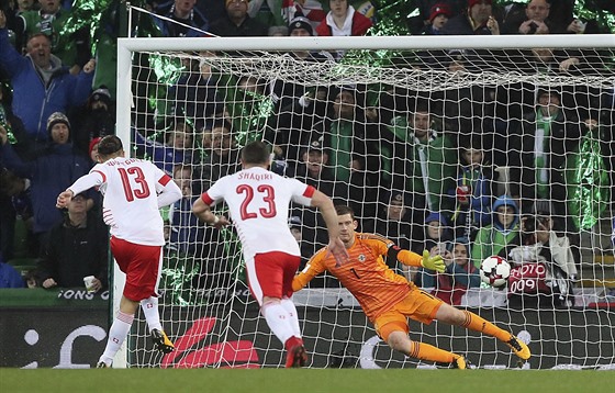 výcarský fotbalista Ricardo Rodriguez stílí gól z penalty v barái o...