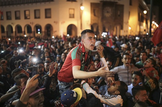 Postup fotbalistů Maroka na MS doprovázely bujaré pouliční oslavy.