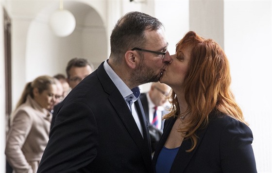 Obalovanou Neasovou k soudu jako obvykle doprovodil manel a expremiér Petr...