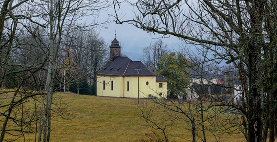 Dominantou Křišťanova, kde nyní žije okolo sta obyvatel, je kostel...