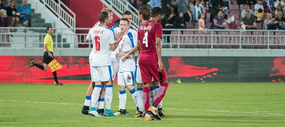 etí fotbalisté se radují z gólu, který v pípravném utkání v Kataru vstelil...