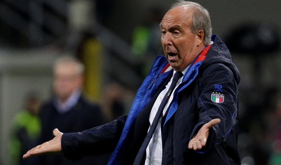 Trenér italské fotbalové reprezentace Gian Piero Ventura bhem odvety baráe...