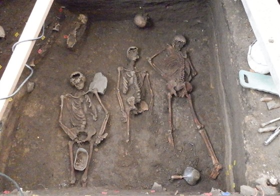 Stovky koster objevili archeologové v kutnohorské kostnici.