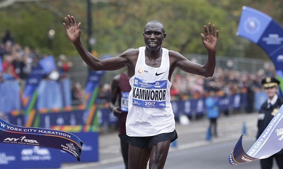 Geoffrey Kamworor vítzí v maratonu v New Yorku.