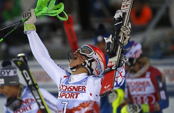 Petra Vlhová jásá po triumfu ve slalomu v Levi.
