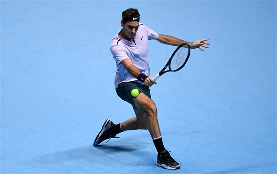 MÍČEK POD KONTROLOU. Roger Federer v semifinále Turnaje mistrů v Londýně.