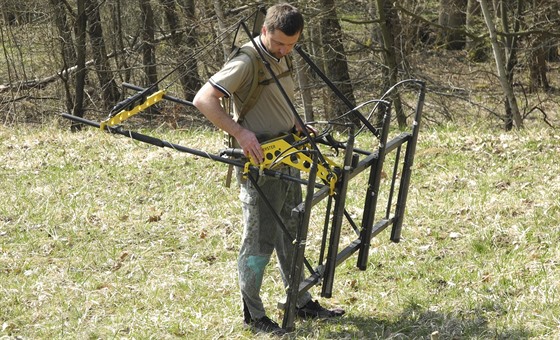 Experti z brn�nské univerzity p�i pr�zkumu v lokalit� Hut� na �ítkové v Bílých...