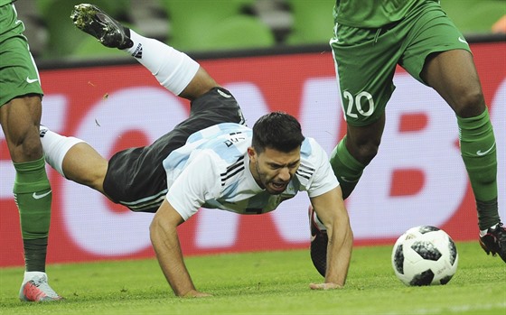 Argentinský fotbalový útoník Sergio Agüero v zápase s Nigérií.