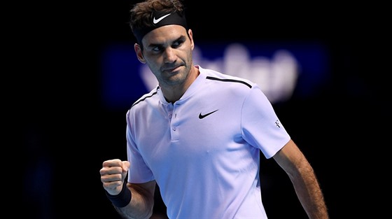 vcarsk tenista Roger Federer v duelu Turnaje mistr s Alexandrem Zverevem z...