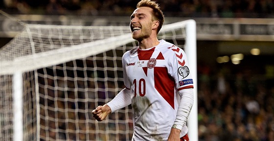 Dánský fotbalista Christian Eriksen se raduje z jednoho ze svých tí gól,...