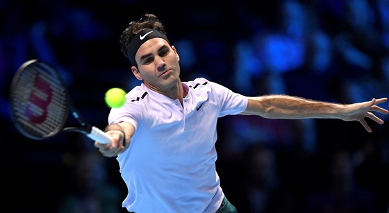 Švýcarský tenista Roger Federer v duelu Turnaje mistryň s Marinem Čiličem z...