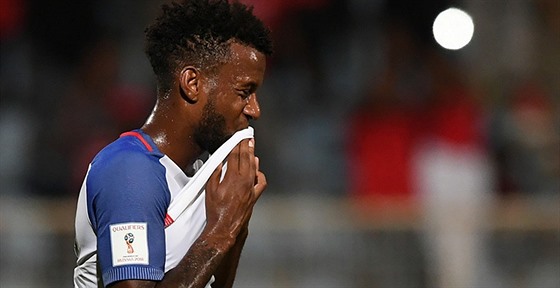 Americký fotbalista Kellyn Acosta byl, stejn jako spoluhrái, po nezdaru v...