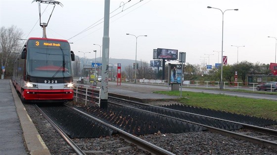 Na tramvajové zastávce v Braníku dopravní podnik testuje zábrany v kolejiti...