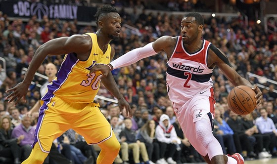 John Wall (vpravo) z Washingtonu obchází Juliuse Randlea z LA Lakers.