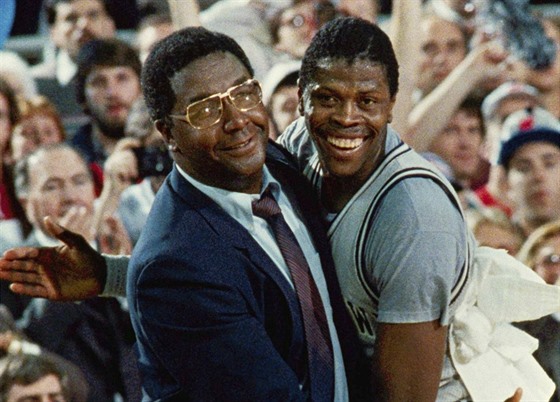 Návrat do roku 1984: trenér John Thompson (vlevo) a jeho hvzda Patrick Ewing...