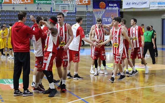 Radost pardubických basketbalist z výhry v Opav.