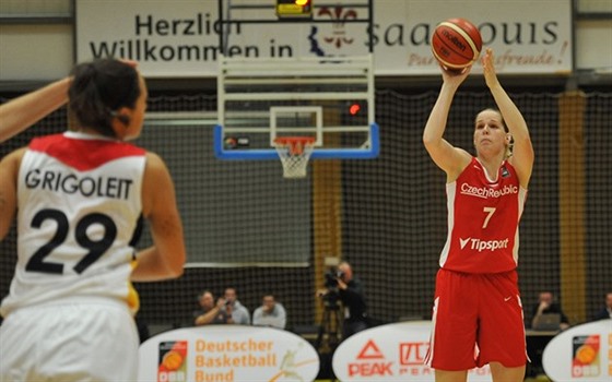 eská basketbalistka Alena Hanuová stílí na nmecký ko.