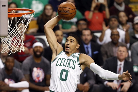 Jayson Tatum z Bostonu smeuje proti Torontu.