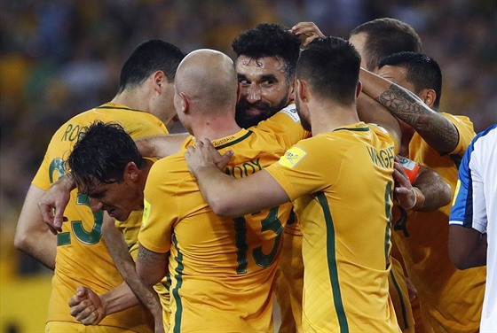 Australští fotbalisté se radují z gólu proti Hondurasu.