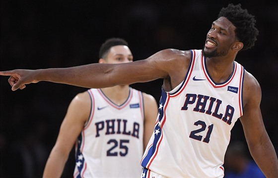 Joel Embiid z Philadelphie zastínil protivníky z LA Lakers (obrazn) i...