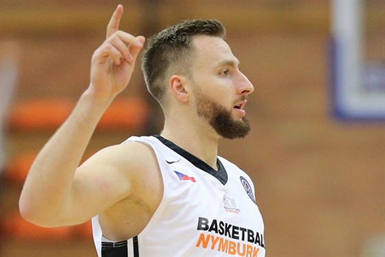 Nymburský basketbalista Martin Kí se raduje z povedené akce.