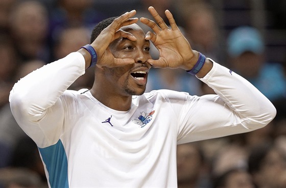 Dwight Howard z Charlotte jen zírá.