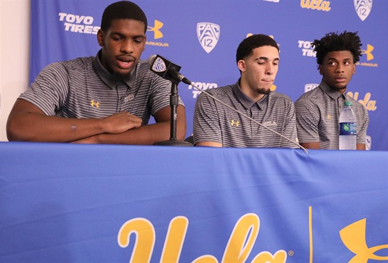 Cody Riley, LiAngelo Ball a Jalen Hill (zleva) z UCLA se na tiskové konferenci...