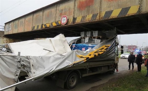 Poškozený nákladní vůz po nárazu do železničního mostu v Hradci Králové...