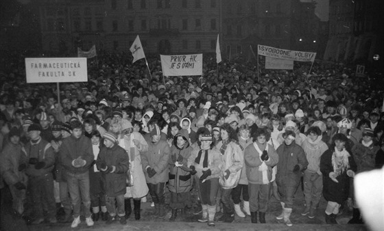 Demonstrace na Velkém námstí v Hradci Králové v listopadu 1989.