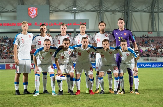ZAHAJOVACÍ JEDENÁCTKA. Čeští fotbalisté před přípravným zápasem s Katarem.