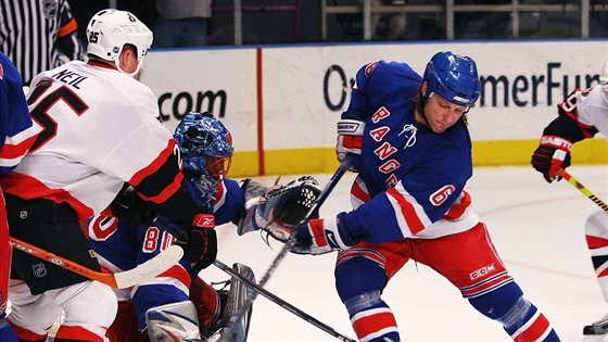 Darius Kasparaitis (vpravo) v dresu New Yorku Rangers