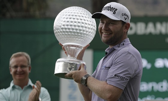 Jihoafrický golfista Brandon Grace pózuje s trofejí pro vítze turnaje v Sun...
