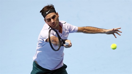 Roger Federer returnuje v úvodním duelu tenisového Turnaje mistrů.