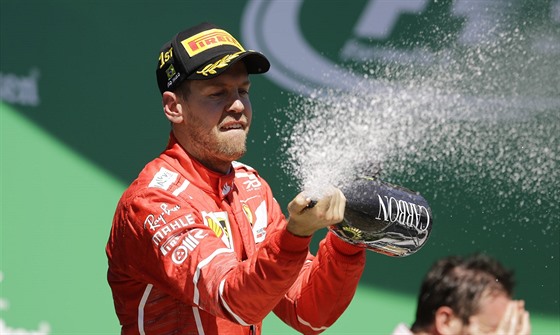 Sebastian Vettel slaví triumf ve Velké cen Brazílie.