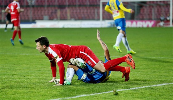 Momentka z duelu fotbalistů Brna (červená) a Teplic