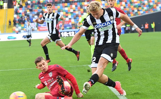 Záloník Udine Antonín Barák (v ernobílém) v utkání proti Cagliari, brání ho...