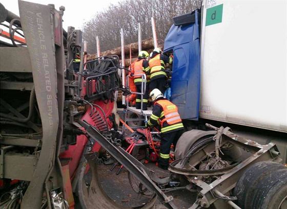 Hasiči zasahují u vážné nehody dvou kamionů na dálnici D1 u exitu Rohlenka.