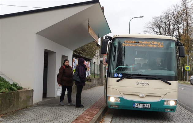 V Krucemburku na Havlí�kobrodsku mají netradi�ní autobusovou zastávku. Její...