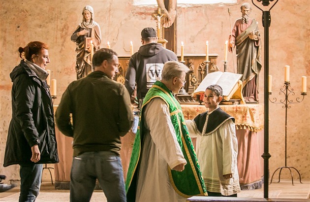 O víkendu toili filmai snímek Nabarvené ptáe v kostele v Boleticích. Na...