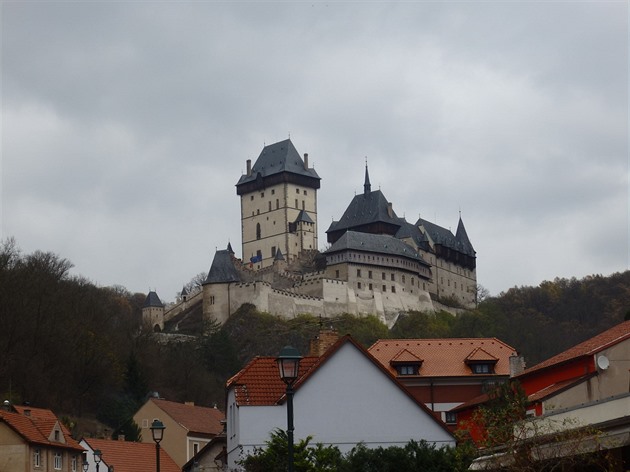 Karltejn vidíte u z obce, která se díve jmenovala Buany.