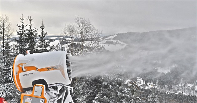 Zasněžování v horském resortu Dolní Morava v Jeseníkách na začátku zimní sezony...