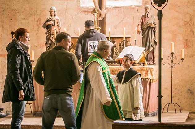 O víkendu toili filmai snímek Nabarvené ptáe v kostele v Boleticích. Na...