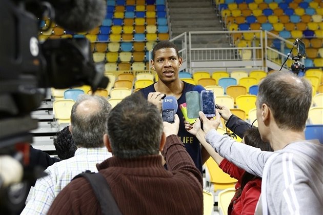 Edy Tavares z Gran Canarie hovo�í p�ed finále Eurocupu s noviná�i.