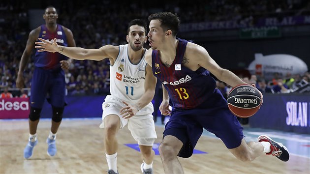 Thomas Heurtel (vpravo) z FC Barcelona pod tlakem Facunda Campazza z Realu...
