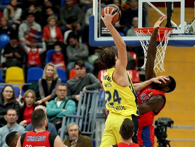 Jan Veselý (vlevo) z Fenerbahce sme�uje do ko�e CSKA Moskva a je�t� rázn�...