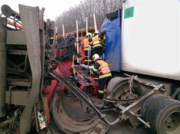 Hasii zasahují u váné nehody dvou kamion na dálnici D1 u exitu Rohlenka.